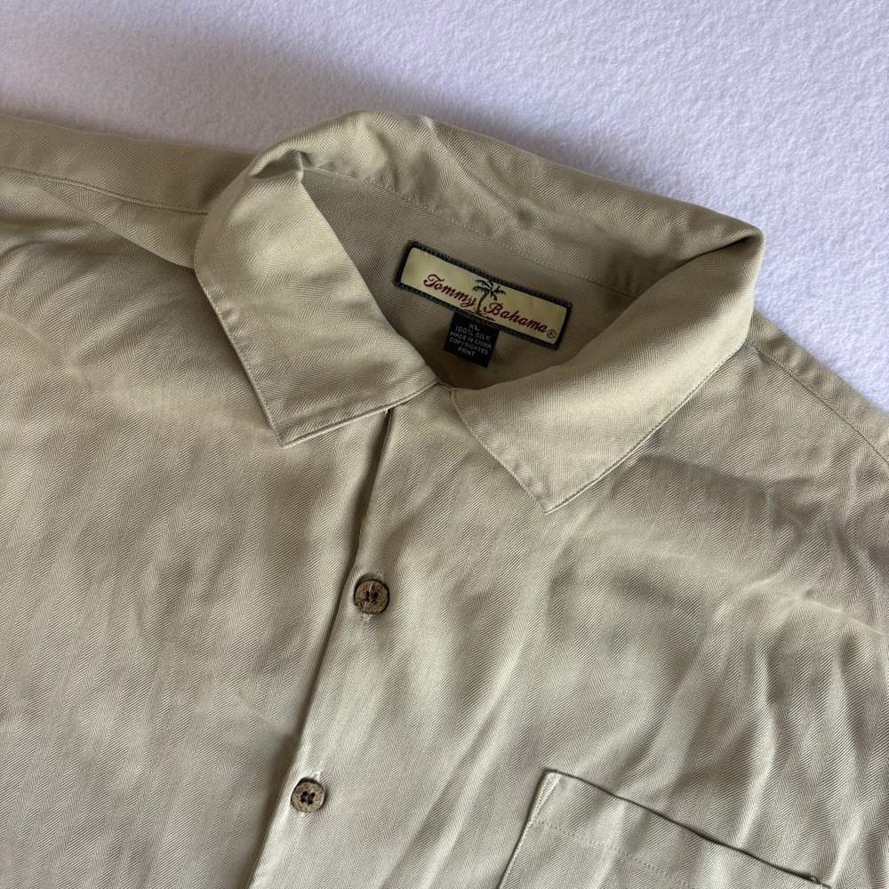 Tommy Bahama Men's XL Beige Silk Twill Short Sleeve Button-Up Embroidered Back